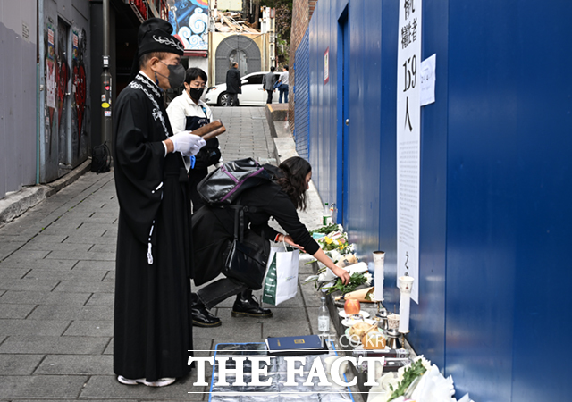 이태원참사 2주기인 지난해 10월 29일 오후 서울 용산구 이태원 해밀턴 호텔 옆 골목 10.29 기억과 안전의 길을 찾은 시민들이 헌화하고 있다./이새롬 기자