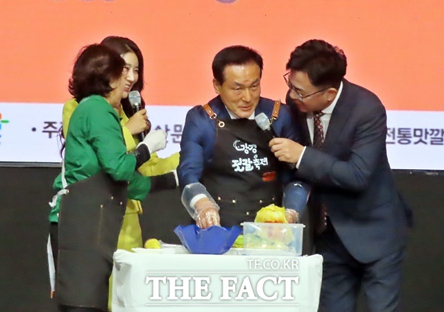 백성현 논산시장(오른쪽 두 번째)이 강졍젓갈로 김장김치를 담는 포퍼먼스를 하고 있다. /김형중 기자
