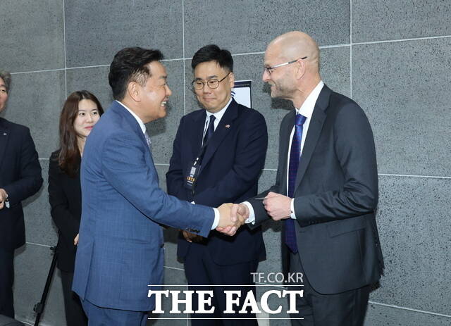 23일 군산시 오식도동 새만금컨벤션과 베스트웨스턴호텔에서 주한핀란드대사관을 초청해 열린 노르딕 3국 만찬 네트워킹 행사에서 김관영 전북도지사가 유리 예르비아호 주한핀란드대사와 행사에 앞서 인사를 나누고 있다. /전북도