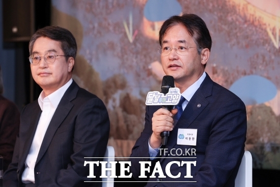 이동환 경기 고양시장(오른쪽)이 23일 K-컬처밸리 복합개발사업 T2 아레나 부지 민간사업자 공모 우선협상대상자 선정 발표 자리에서 라이브네이션 엔터테인먼트·라이브네이션코리아 컨소시엄 우선협상대상자 선정에 대한 소감을 밝히고 있다. /고양시