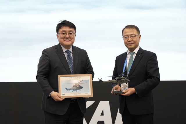 조우래 KAI 수출마케팅부문장(왼쪽)과 임재성 포스코인터내셔널 소재바이오본부장이 23일 경기 고양시 킨텍스에서 열린 서울 국제 항공우주 및 방위산업 전시회(ADEX) 2025에서 항공우주 수출 협력 업무협약(MOU) 체결을 기념해 기념사진을 촬영하고 있다. /KAI