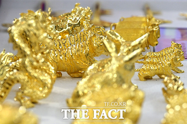 23일 금값의 하락 소식에 오승혁의 현장은 서울 종로 귀금속거리를 찾아 현장의 분위기를 취재했다. 사진은 금으로 조각된 금송아지, 금소, 금호랑이 등의 모습. /남윤호 기자