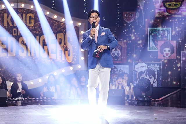 방송인 김성주(사진)가 MC로 활약하고 있는 MBC 예능프로그램 복면가왕이 재정비 기간을 거친 후 내년 하반기 시즌제로 돌아온다. /MBC