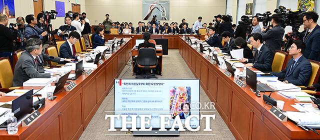 김장겸 의원이 결혼식 화환과 관련해 질의하고 있다.