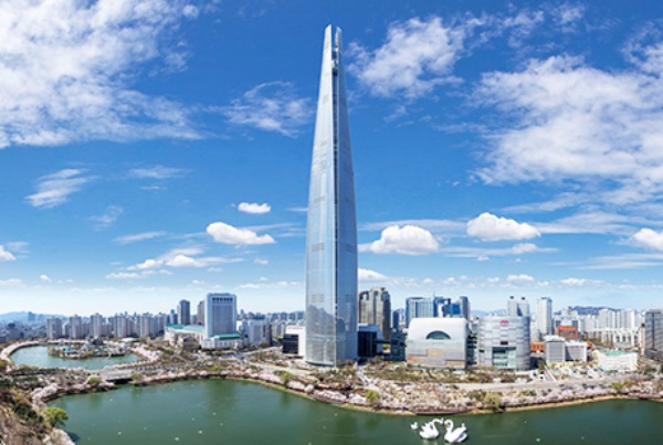 신세계와 CJ그룹이 연말 정기 인사를 마친 가운데 롯데그룹과 현대백화점그룹도 빠르면 이달 말 인사를 단행할 가능성이 나오고 있다. 사진은 서울 잠실 롯데타워 전경. /롯데그룹