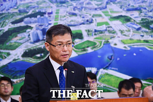 김정희 국토교통과학기술진흥원장이 질의 답변하는 모습.