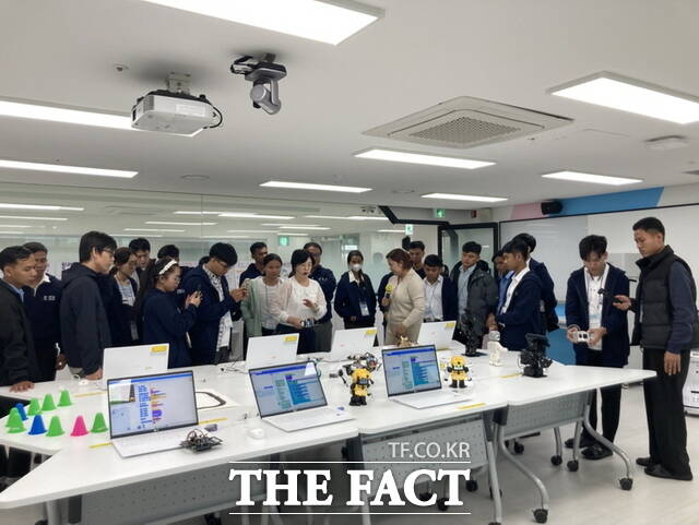 천안교육지원청이 22일 천안AI꿈키움터에서 캄보디아 예비교사 대상 인공지능교육 견학 프로그램을 운영했다. /천안교육지원청