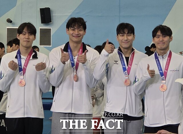 전주시청 직장운동경기부 수영부가 제106회 전국체육대회에서 금메달 1개와 은메달 2개, 동메달 2개를 각각 획득하고 기념 촬영하고 있다. /전주시