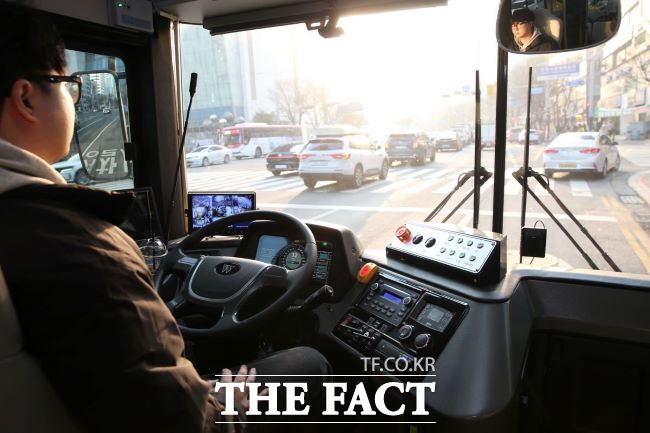 관리자가 핸들에서 손을 뗀 채 운행하는 주야로 운전석 모습. /안양시