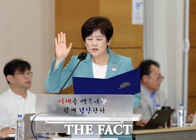 22일 열린 국회 교육위원회 국감에서 증인 선서를 하는 강은희 대구시교육감. /대구시교육청