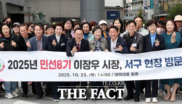 이장우 대전시장과 서철모 대전서구청장이 23일 이장우 대전시장과의 만남 행사를 통해 유동 인구가 밀집한 둔산동 대덕대로에 걷고 싶은 미디어파사드 거리를 조성하기로 하고 손을 맞잡았다. /대전 서구