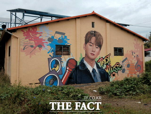 공주시 이인면이 세대 공감형 벽화마을로 변모했다. /공주문화관광재단