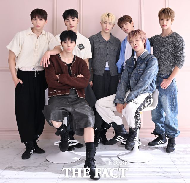 그룹 넥스지(NEXZ)의 유우 하루 휴이 유키 세이타 토모야 소건(왼쪽 위부터 시계방향)이 23일 서울 성동구의 한 카페에서 열린 세 번째 미니 앨범 Beat-Boxer 발매 기념 인터뷰에 참석해 포즈를 취하고 있다./이새롬 기자