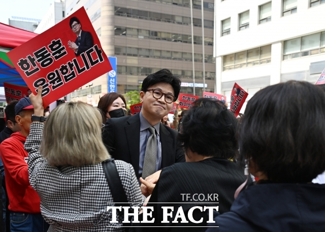 한동훈 전 국민의힘 대표가 내란 사건을 수사하는 조은석 특별검사팀이 청구한 공판 전 증인신문에 3번 연속 출석하지 않았다. 한 전 대표가 지난 5월 서울 여의도 대하빌딩에서 캠프 해단식에 앞서 지지자들에게 인사하고 있다.