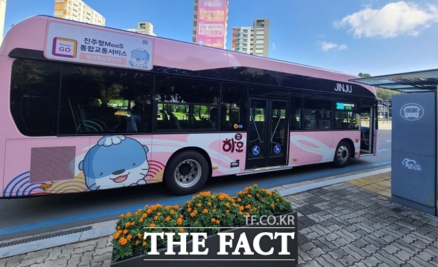 진주시가 올 연말까지 6대의 수소버스를 운영할 계획이다. /진주시