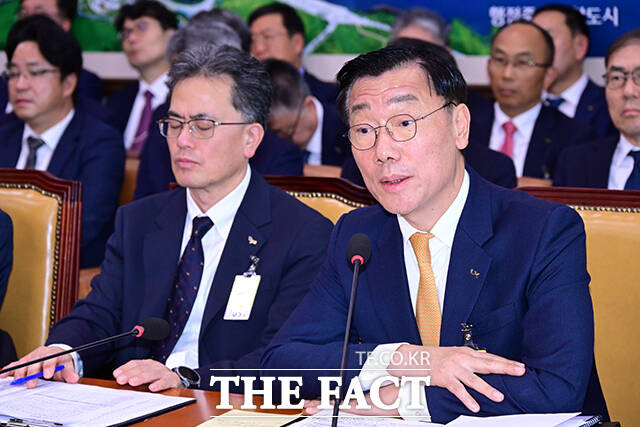 어명소 한국국토정보공사 사장(오른쪽).