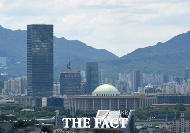 국회사무처는 피로연 수수료를 징수해 예식장 시설 유지·청소, 후생시설 결손 보전, 출산축하금과 장제용 소모품 지원금 등 국회 공무원의 후생복지 증진 재원으로 사용한다는 입장이다. /더팩트 DB