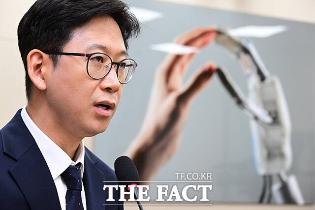 배경훈 부총리 겸 과학기술정보통신부 장관이 AI 안전연구소를 방문해 연구 평가 현장을 점검하고 산·학·연 전문가들과 AI 안전성 강화 방안을 논의했다. /더팩트 DB