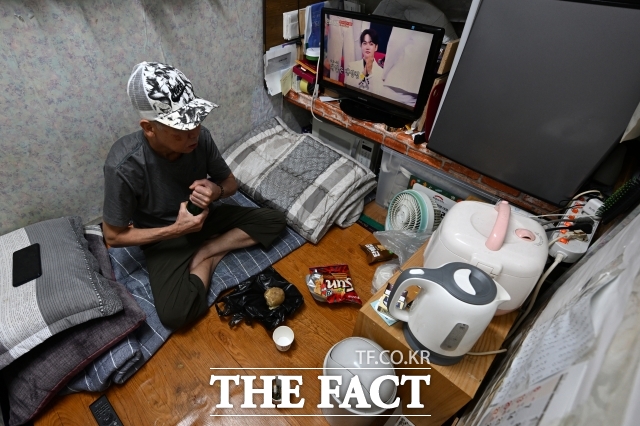 앞서 7월 10일 복지부는 의료급여 수급권자들과 만나 정률제 시행 절차는 일시 중단하지만 철회는 약속할 수 없다고 밝힌 바 있다. 사진은 전국 대부분 지역에 폭염특보가 발효된 지난 7월 2일 오후 서울 종로구 돈의동 쪽방촌에서 한 주민이 선풍기 바람을 쐬고 있는 모습. /서예원 기자