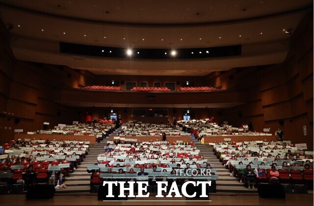 23일 충남도 문예회관에서 열린 제10회 충남지역 노인복지관 어르신 대축제’에 참여한 어르신들이 퍼포먼스를 펼치고 있다. /충남도