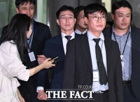  국방부 공무원들에 숨어 법원 빠져나가는 임성근 [TF사진관]