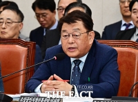  질의에 답변하는 박성효 소상공인시장진흥공단 이사장 [포토]