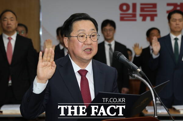 이장우 대전시장이 24일 대전시청에서 열린 국회 행정안전위원회 대전시 국정감사에서 증인 선서를 하고 있다. /정예준 기자