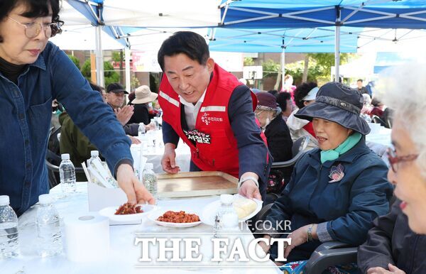 서철모 서구청장이 탄방동 점심 나눔 행사에서 어르신들께 직접 음식을 전하고 있다. /대전 서구