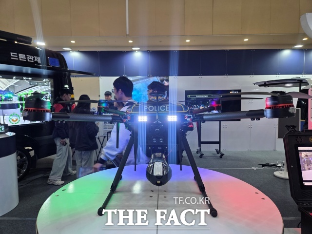 경찰청과 카이스트는 24일 인천 송도컨벤시아에서 열린 제7회 국제치안산업대전에서 인공지능(AI) 기술을 치안 현장에 접목하기 위한 공동 컨퍼런스를 개최했다고 밝혔다. 사진은 치안산업대전에 전시된 경찰 드론 모습./김영봉 기자