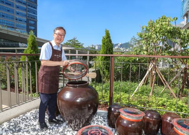유네스코 인류무형문화유산에 등재된 한국의 장 담그기 문화가 서울 금천구에서 활짝 꽃 피우고 있다. /금천구