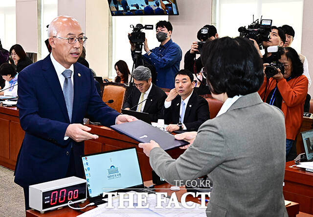 증인선서 마친 뒤 선서문 제출하는 조원철 법제처장.