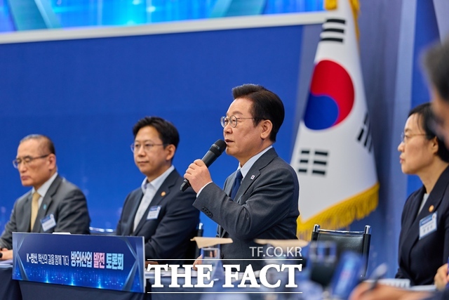 이재명 대통령은 24일 지역균형발전은 지역을 위한 배려가 아니라 대한민국이 생존하기 위한 마지막 탈출구라고 강조했다. 이 대통령이 20일 경기도 일산 킨텍스에서 열린 방위산업 발전 토론회에서 발언하고 있다. /대통령실