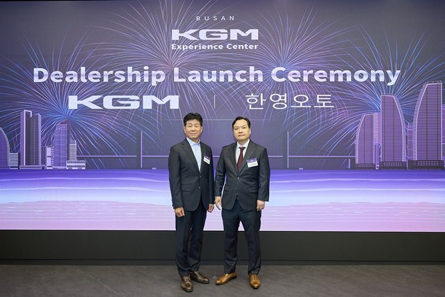 황기영 KGM 대표이사(왼쪽부터)가 지난 23일 부산 중구 KGM 익스피리언스센터 부산에서 열린 딜러십 론칭 세리머니에서 김종헌 한영 오토 대표이사와 기념사진을 촬영하고 있다. /KGM