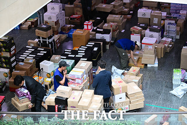 국회의원의 반복된 보좌진 갑질 문제가 의원 개인에게 모든 인사권이 집중됐기 때문이라는 지적이 나온다. 사진은 대명절 추석 연휴를 일주일여 앞둔 지난달 25일 오전 서울 여의도 국회 의원회관에 택배 물품이 쌓여있는 가운데, 한 의원실 관계자가 물품을 옮기고 있는 모습. /남윤호 기자