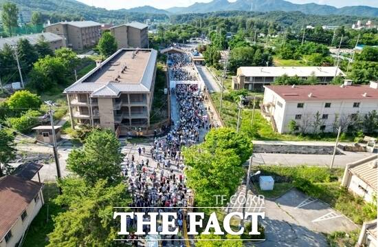 의정부시가 지난 2023년 7월 70년간 일반인의 출입이 통제돼 왔던 캠프 레드클라우드(CRC) 부지를 관통하는 CRC 통과도로를 개통하며 진행한 개방 행사를 찾은 시민들이 도로를 걷고 있다. /의정부시