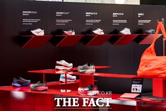 대한민국 스포츠 브랜드 프로-스펙스가 더현대 서울 지하 2층에 러너들을 위한 팝업스토어 ‘달리기의 궤적’을 오픈했다.