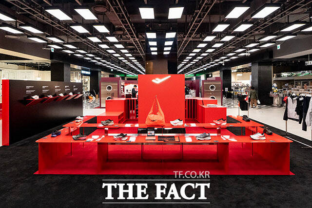 대한민국 스포츠 브랜드 프로-스펙스가 더현대 서울 지하 2층에 러너들을 위한 팝업스토어 ‘달리기의 궤적’을 오픈했다.