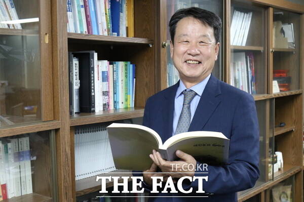 김한수 전 배재대학교 부총장이 지난 22일 <더팩트>와 인터뷰하고 있다. /정예준 기자