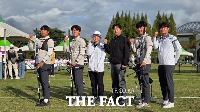 김석중 대전체육고 교장과 양궁부 남자 선수 및 양궁부 김민정 선수가 파이팅을 외치고 있다. /대전교육청