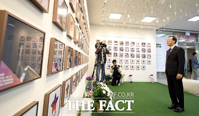 이석연 국민통합위원장이 24일 오전 서울 종로구 10.29 이태원참사 기억소통공간인 별들의집을 방문해 희생자들의 생전 사진을 바라보고 있다. /임영무 기자