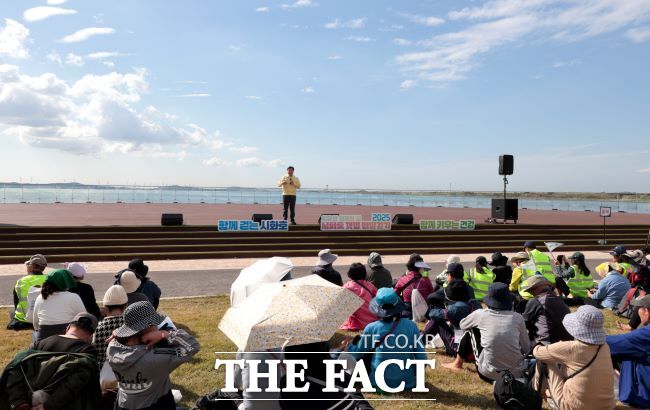 임병택 시흥시장이 맨발걷기 페스타에서 인사말을 하고 있다. /시흥시