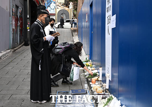 이태원 참사 유가족들이 감사원의 감사 결과를 면피성이라고 비판하며 재감사를 촉구했다. 10·29 이태원 참사 유가족협의회는 24일 성명을 통해 159명이라는 대규모 인명을 앗아간 참사에 대해 감사 명목으로 3년을 허비하고도 무책임한 면피성 감사 결과를 내놓은 감사원을 규탄한다고 밝혔다. /이새롬 기자