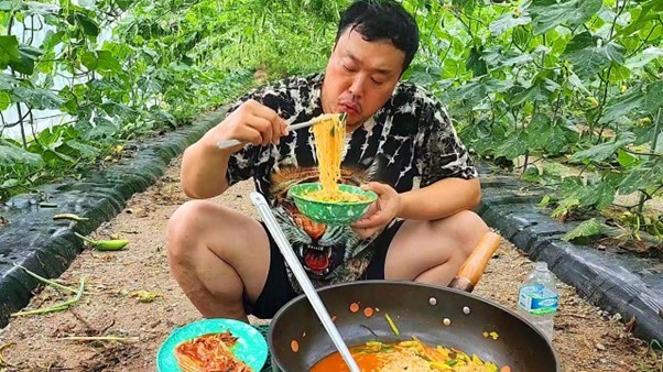 구독자 121만 명을 보유한 산적TV 밥굽남은 실제 농부의 일상과 호쾌한 야외 요리 콘텐츠를 결합해 농촌의 생생한 매력을 전한다. /유튜브 채널 산적TV 밥굽남 영상 캡쳐