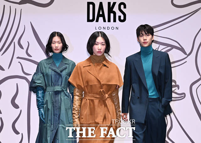 생활문화기업 LF의 영국 프리미엄 브랜드 닥스(DAKS)가 24일 서울 중구 신라호텔에서 12년 만에 패션쇼를 개최하는 가운데, 닥스의 컬러풀한 가을 컬렉션을 입은 모델들이 런웨이를 선보이고 있다. /이새롬 기자
