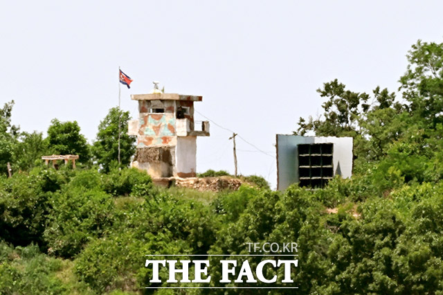 북한군 1명이 지난 19일 군사분계선(MDL)을 넘어 귀순할 당시 추격조로 추정되는 북한군이 MDL을 넘었다가 우리 군의 경고사격에 되돌아간 사실이 뒤늦게 알려졌다. 경기도 파주시 오두산 통일전망대 일대에서 바라본 북한군 초소. /남용희 기자