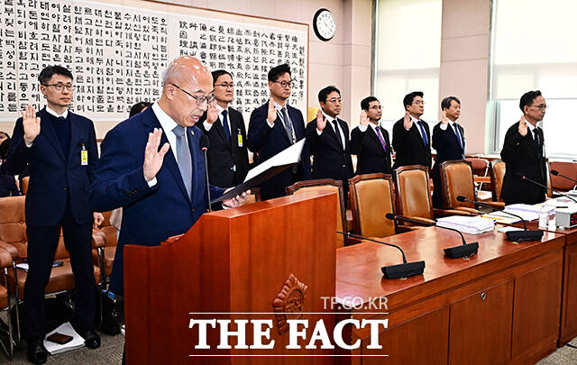 증인선서하는 조원철 법제처장과 관계자들.