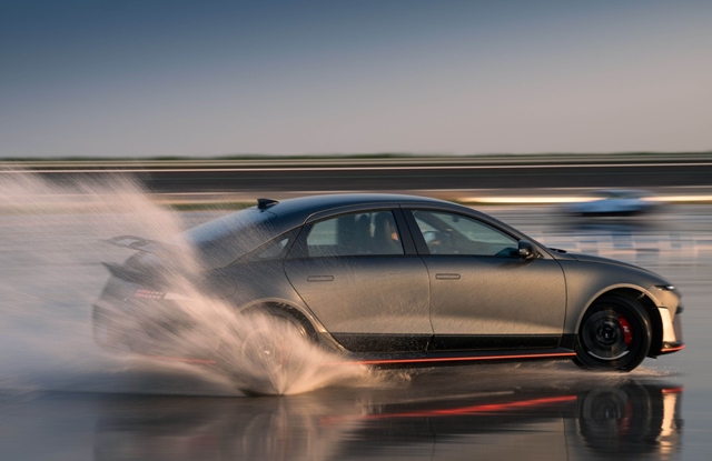 지난 23일 충남 태안 HMG 드라이빙 익스피리언스센터에서 진행된 시승 행사 중 아이오닉 6 N이 젖은 노면 드리프트 코스를 주행하고 있다. /현대차