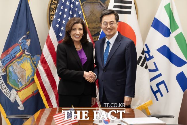 김동연 경기도지사가 지난해 10월 미국 방문 당시 캐시 호컬 뉴욕주지사와 면담한 뒤 기념 촬영을 하고 있다. /경기도