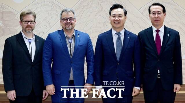 인천시 하병필 행정부시장(왼쪽에서 세번째)이 24일 시청 접견실에서 크리스토퍼 콘스탄트 미국 앵커리지시의회 의장과 양 도시간 협력 방안을 논의한 뒤 기념 촬영을 하고 있다./인천시