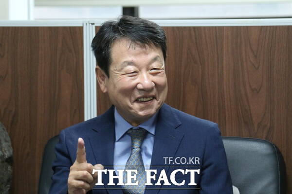 김한수 전 배재대학교 부총장이 지난 22일 <더팩트>와 인터뷰하고 있다. /정예준 기자